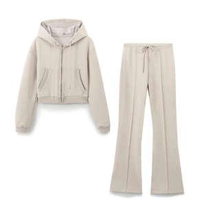 Completo sportivo due pezzi con felpa con cappuccio e pantaloni a zampa a vita alta beige
