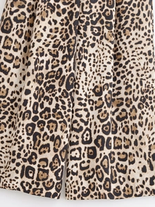 Gros plan détaillé sur l'imprimé léopard et la texture textile du pantalon large