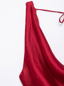 Dettaglio di un abito in raso di seta rossa con trama del tessuto e cuciture eleganti sullo scollo
