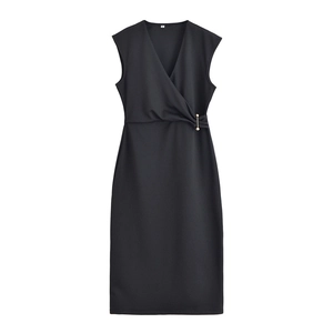 Détail du col en V et de la boucle dorée sur cette robe noire sans manches moulante