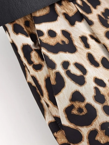Détail du pantalon large léopard avec texture plissée et ceinture noire