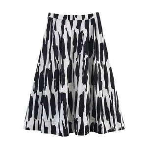Détail d'une jupe trapèze à taille haute avec motif abstrait à l'encre noire et blanche