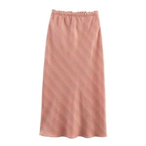 Dettaglio della gonna midi a righe a vita alta con coulisse e delicato motivo rosa