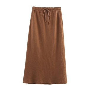 Dettaglio della vita alta con coulisse sulla gonna midi marrone in cotone lino