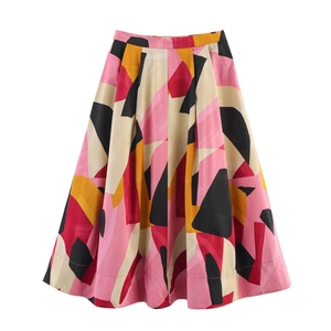 Vue détaillée d'une jupe trapèze à taille haute avec motifs géométriques abstraits colorés