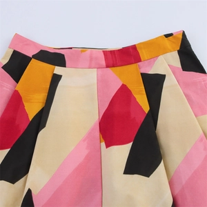 Détail de jupe taille haute avec imprimé géométrique coloré et plis plats soignés
