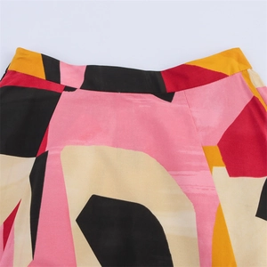 Détail de la taille haute d'une jupe avec imprimé géométrique abstrait rose et jaune