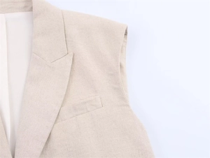 Détail du gilet beige sans manches en lin avec revers en pointe et poche poitrine décorative