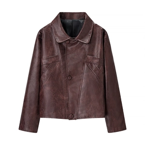 Detailaufnahme der dunkelbraunen PU-Lederjacke mit Vintage-Textur und klassischem Revers