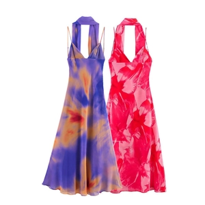 Détails de robes dos nu avec imprimés artistiques marbrés et motifs floraux colorés