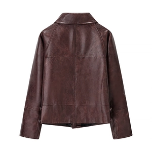 Rückansicht der dunkelbraunen Vintage-Kunstlederjacke mit Ziernähten und Metallschnallen