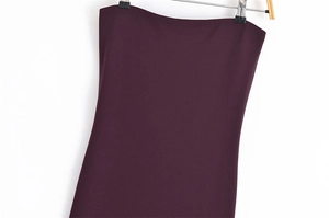 Vue détaillée du tissu d'une robe prune moulante avec une fine texture tricotée