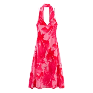 Détail de l'imprimé fleuri rose sur une robe mi-longue dos nu en mousseline légère