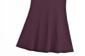 Détail de l'ourlet de la robe violet foncé avec couture à double aiguille de qualité