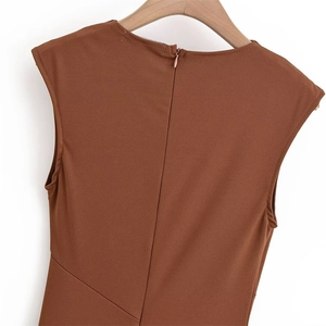 Detailed view of caramel brown back zipper closure on a sleeveless summer knitted dress