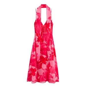 Détail d'une robe en mousseline à imprimé fleuri rose avec col en V et licou