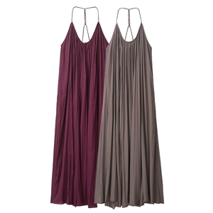 Détail de robes longues plissées élégantes en violet foncé et taupe à fines bretelles