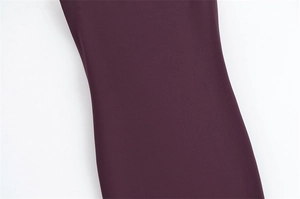 Gros plan sur un tissu en maille violet foncé mat avec une texture élastique