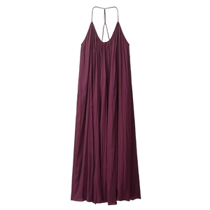 Détail d'une robe plissée violette avec bretelles fines en Y et texture légère