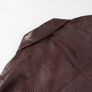 Detailaufnahme von Revers und Nähten der hochwertigen braunen Damen-Lederjacke