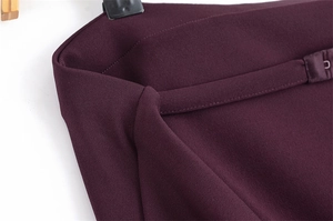 Détail de la taille bordeaux avec fermeture à crochet cachée et surpiqûres précises