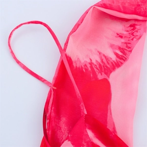 Détail d'une robe en mousseline tie-dye rose avec de fines bretelles et couture soignée