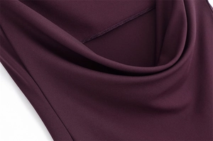 Détail du col bénitier élégant sur une robe moulante tricotée de couleur bordeaux