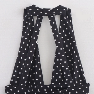 Abito a pois con scollo all'americana, fiocco e spalline incrociate in stile retrò