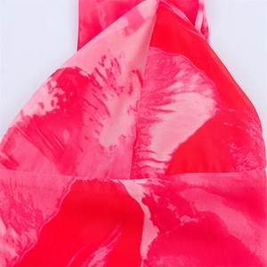 Gros plan détaillé de l'imprimé floral rose et rouge sur le tissu d'une robe d'été légère
