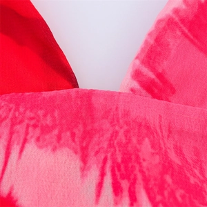 Vue détaillée de la texture en maille respirante avec dégradé rouge et rose sur la robe