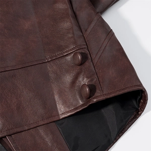 Detailaufnahme einer braunen Lederjacke mit Ziernähten und passenden Rundknöpfen