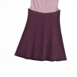 Robe ajustée sans manches avec design contrasté violet pastel et rouge bordeaux