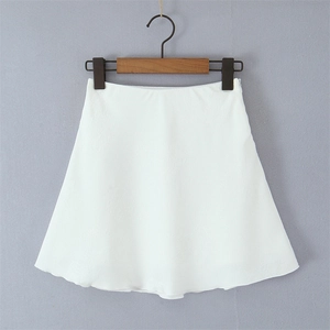 Détail du tissu en satin jacquard blanc avec fermeture éclair invisible sur la minijupe