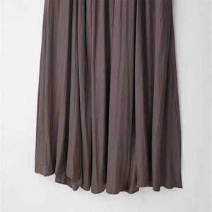 Robe plissée marron foncé élégante avec une silhouette trapèze fluide et une texture fine