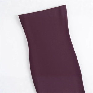 Robe en maille violet foncé à coupe ajustée avec un design élégant à épaules dénudées