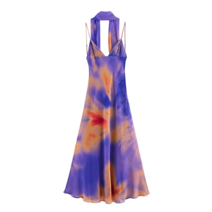Détail de l'imprimé abstrait tie-dye violet et du décolleté en V à fines bretelles