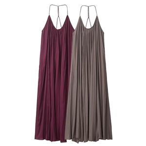 Robe longue plissée ajustée avec bretelles élégantes en Y en violet et taupe