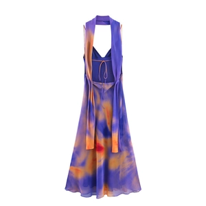 Détail de l'imprimé abstrait violet et orange sur une robe d'été dos nu licou