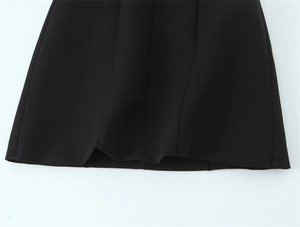 Vue détaillée des coutures de haute qualité et de l'ourlet de cette robe noire