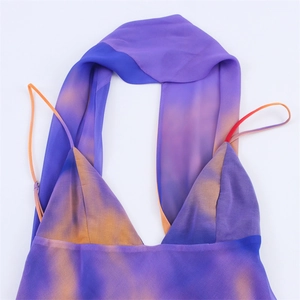 Détail du tissu en mousseline semi-transparente avec imprimé dégradé violet et orange
