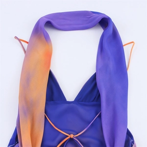 Détail d'une robe en mousseline dégradée violette et orange avec licou et bretelles croisées