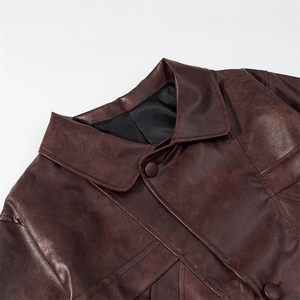 Retro rotbraune Kunstlederjacke mit Hemdkragen und feiner Ledertextur Finish