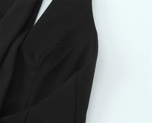 Détail de la poche latérale et des coutures fines sur une robe d'été noire sans manches