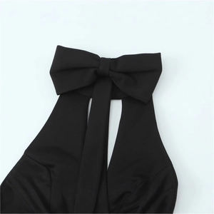 Robe dos nu noire tendance avec grand nœud 3D et style d'été au design minimaliste chic