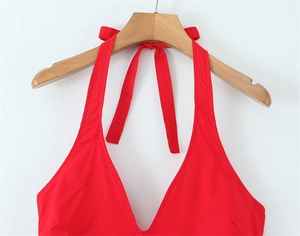 Détail du haut rouge dos nu avec un décolleté en V profond et des rubans à nouer