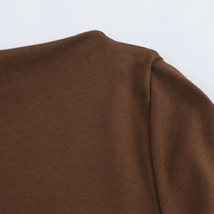 Vue macro détaillée de la double couture et de la texture du tricot marron foncé