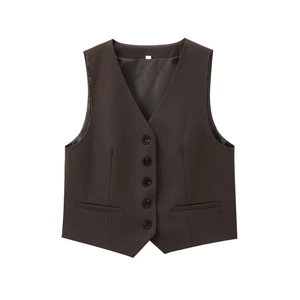 Vue détaillée du gilet marron foncé à col en V avec cinq boutons et poches plates
