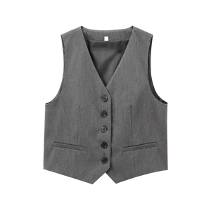 Détail du gilet gris à col en V avec cinq boutons noirs et poches latérales utiles