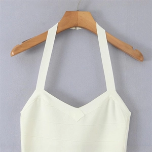 Robe en tricot moulante blanche à licou avec un élégant col en V croisé sur cintre