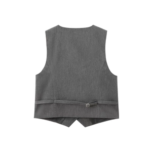 Détail du dos d'un gilet gris avec sangle de taille réglable et boucle en métal